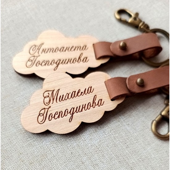 Персонализиран ключодържател от естествен бук и кафява естествена кожа